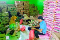 Dinas sosial konut mengemas paket sembako untuk salurkan ke 13 Kecamatan di Konawe Utara. 