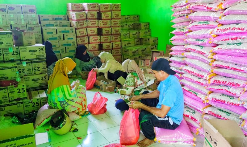 Dinas sosial konut mengemas paket sembako untuk salurkan ke 13 Kecamatan di Konawe Utara. 
