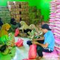 Dinas sosial konut mengemas paket sembako untuk salurkan ke 13 Kecamatan di Konawe Utara. 
