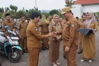 178 unit kendaraan roda dua diserahkan langsung Bupati Konawe Utara, H. Ruksamin kepada Kepala Sekolah mulai tingkat TK, SD, hingga SMP, Senin (10/07/2023).
