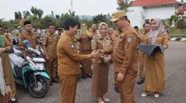 178 unit kendaraan roda dua diserahkan langsung Bupati Konawe Utara, H. Ruksamin kepada Kepala Sekolah mulai tingkat TK, SD, hingga SMP, Senin (10/07/2023).