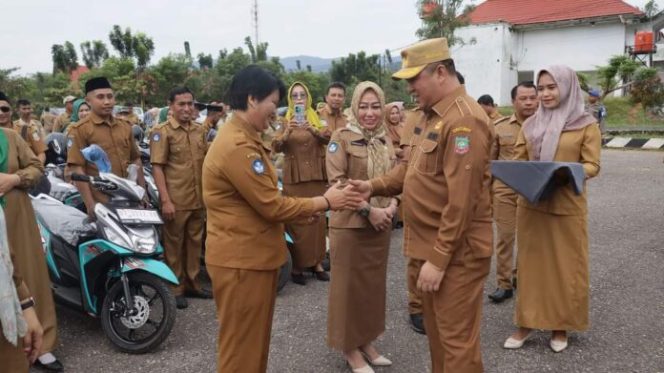 178 unit kendaraan roda dua diserahkan langsung Bupati Konawe Utara, H. Ruksamin kepada Kepala Sekolah mulai tingkat TK, SD, hingga SMP, Senin (10/07/2023).