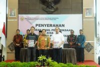 Kepala BPK RI Perwakilan Sultra menyerahkan LHP kepada Bupati Konawe Utara H. Ruksamin, di Kantor Perwakilan BPK RI Sultra Kendari, Rabu, (17/05/2023).