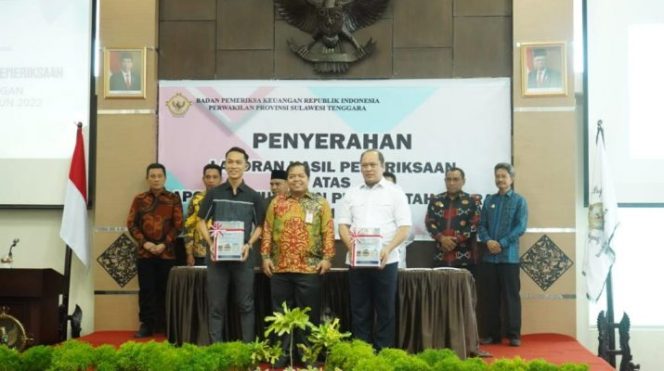 Kepala BPK RI Perwakilan Sultra menyerahkan LHP kepada Bupati Konawe Utara H. Ruksamin, di Kantor Perwakilan BPK RI Sultra Kendari, Rabu, (17/05/2023).