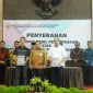 Kepala BPK RI Perwakilan Sultra menyerahkan LHP kepada Bupati Konawe Utara H. Ruksamin, di Kantor Perwakilan BPK RI Sultra Kendari, Rabu, (17/05/2023).