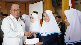 Ruksamin menyerahkan uang tunai konsumsi per posko mahasiswi Prodi D-III Kebidanan Poltekkes Kemenkes Kendari, di aula Anawai Ngguluri, Senin (2/10/2023).