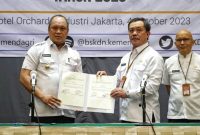 Ruksamin menandatangani pernyataan komitmen Penerapan Pusat Jejaring Inovasi Daerah (Puja Indah) dengan Kepala Badan Strategi Kebijakan Dalam Negeri, Kementerian Dalam Negeri, Dr. Yusharto Huntoyungo, M.Pd, di Hotel Orchardz Industri, Jakarta, Rabu (4/10/2023).
