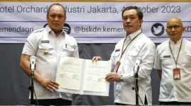 Ruksamin menandatangani pernyataan komitmen Penerapan Pusat Jejaring Inovasi Daerah (Puja Indah) dengan Kepala Badan Strategi Kebijakan Dalam Negeri, Kementerian Dalam Negeri, Dr. Yusharto Huntoyungo, M.Pd, di Hotel Orchardz Industri, Jakarta, Rabu (4/10/2023).