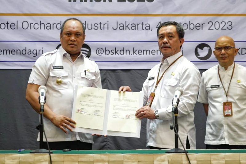 Ruksamin menandatangani pernyataan komitmen Penerapan Pusat Jejaring Inovasi Daerah (Puja Indah) dengan Kepala Badan Strategi Kebijakan Dalam Negeri, Kementerian Dalam Negeri, Dr. Yusharto Huntoyungo, M.Pd, di Hotel Orchardz Industri, Jakarta, Rabu (4/10/2023).