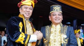Bupati Konut, H. Ruksamin bersama Pj Gubernur Sultra, Komjen Pol (Purn) Andap Budhi Revianto memperingati hari jadi Kota Baubau.
