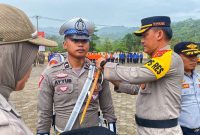 Kapolres Konut AKBP Priyo Utomo, S.H., S.I.K. menyematkan Pita tanda dimulainya operasi Mantap Brata Anoa 2023-2024.