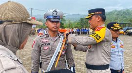 Kapolres Konut AKBP Priyo Utomo, S.H., S.I.K. menyematkan Pita tanda dimulainya operasi Mantap Brata Anoa 2023-2024.