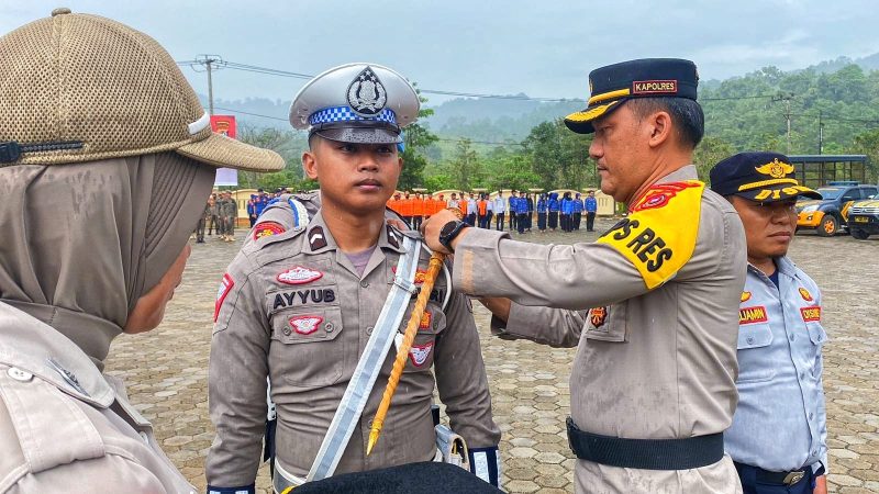 Kapolres Konut AKBP Priyo Utomo, S.H., S.I.K. menyematkan Pita tanda dimulainya operasi Mantap Brata Anoa 2023-2024.