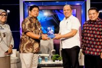 Bupati Konawe Utara, H. Ruksamin menerima cinderamata pada acara Perspektif TVRI Sulawesi Tenggara, Selasa (24/10/2023).