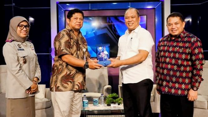 Bupati Konawe Utara, H. Ruksamin menerima cinderamata pada acara Perspektif TVRI Sulawesi Tenggara, Selasa (24/10/2023).