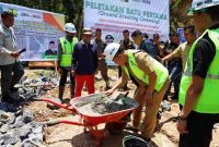 Bupati Konawe Utara, H. Ruksamin meletakkan batu pertama Bantuan Stimulan Rumah Swadaya (BSRS) bagi masyarakat di Kel. Molawe, Selasa (24/10/2023).
