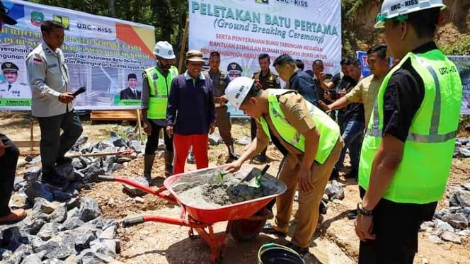 Bupati Konawe Utara, H. Ruksamin meletakkan batu pertama Bantuan Stimulan Rumah Swadaya (BSRS) bagi masyarakat di Kel. Molawe, Selasa (24/10/2023).