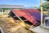Salah satu rumah warga hancur diterjang angin kencang di Loea Kolaka Timur.
