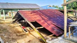 Salah satu rumah warga hancur diterjang angin kencang di Loea Kolaka Timur.