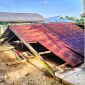 Salah satu rumah warga hancur diterjang angin kencang di Loea Kolaka Timur.