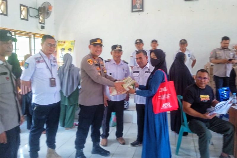 Kapolsek Atari jaya, Ipda Reflian Budini, S.Sos, menyerahkan secara simbolis gerakan pasar murah di Kecamatan Lalembuu. Konawe Selatan. Rabu, (01/11/2023).