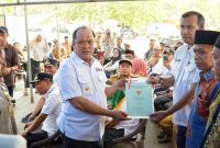 Bupati Konawe Utara, H. Ruksamin penyerahan sertifikat secara simbolis oleh bupati, didampingi Forkopimda Konut, dan Kepala Instansi Vertikal Konut.