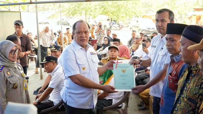 Bupati Konawe Utara, H. Ruksamin penyerahan sertifikat secara simbolis oleh bupati, didampingi Forkopimda Konut, dan Kepala Instansi Vertikal Konut.