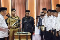 Bupati Konawe Utara, H. Ruksamin mengambil sumpah 290 anggota Badan Permusyawaratan Desa terpilih dari 58 desa, periode 2023-2029, di Aula Anawai Ngguluri Kantor Bupati Konut, Selasa (14/11/2023).