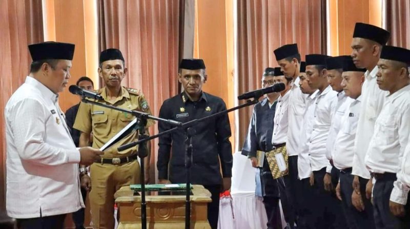 Bupati Konawe Utara, H. Ruksamin mengambil sumpah 290 anggota Badan Permusyawaratan Desa terpilih dari 58 desa, periode 2023-2029, di Aula Anawai Ngguluri Kantor Bupati Konut, Selasa (14/11/2023).