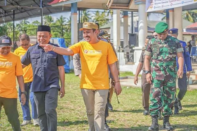 Abdul Azis, SH, MH, bersama Forkopimda Koltim usai Apel Siaga Pemilu 2024, di Lapangan Latamoro, Kecamatan Tirawuta, Senin (20/11/2023).