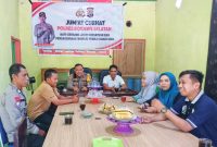 Polsek Atari Jaya gelar Jum'at Curhat di sekretariat Panwascam Lalembuu Kelurahan Atari indah, Kecamatan Lalembuu, Kabupaten Konawe Selatan. Rabu, (22/11/2023).