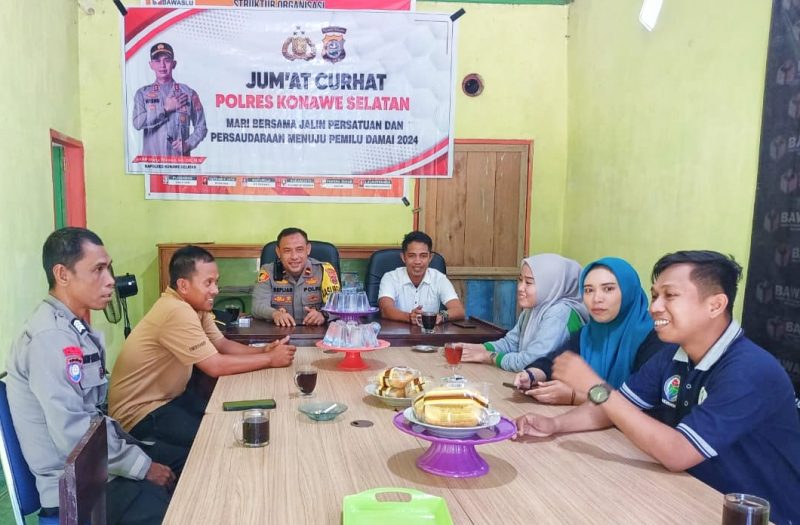 Polsek Atari Jaya gelar Jum'at Curhat di sekretariat Panwascam Lalembuu Kelurahan Atari indah, Kecamatan Lalembuu, Kabupaten Konawe Selatan. Rabu, (22/11/2023).