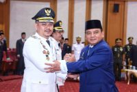 Pj Gubernur Sultra Komjen (Pol) Andap Budhi Revianto saat melantik Bupati Koltim definitif, Abdul Azis.