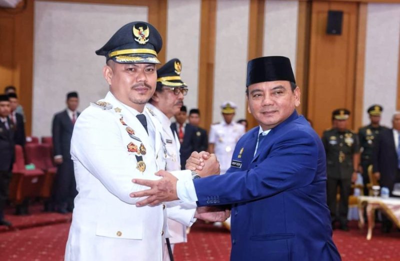 Pj Gubernur Sultra Komjen (Pol) Andap Budhi Revianto saat melantik Bupati Koltim definitif, Abdul Azis.