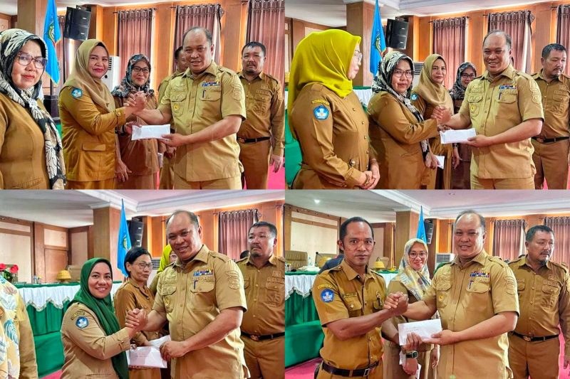 Bupati, H. Ruksamin menyerahkan langsung dana apresiasi musik bambu kepada Kepala Sekolah SDN se- Kabupaten Konawe Utara, di Aula Anawai Ngguluri Kantor Bupati Konut, Senin, 8 Januari 2024.