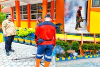 Ketua FPRB Sultra, Yudhianto Mahardika meninjau langsung fogging di dua lokasi sekolah di kota kendari.