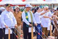 Bupati Konawe Utara, H. Ruksamin menerima kunjungan kerja Mentan RI, H. Amran Sulaiman di Bumi Oheo sekaligus melakukan penanaman perdana jagung. Rabu, 10 Januari 2024.