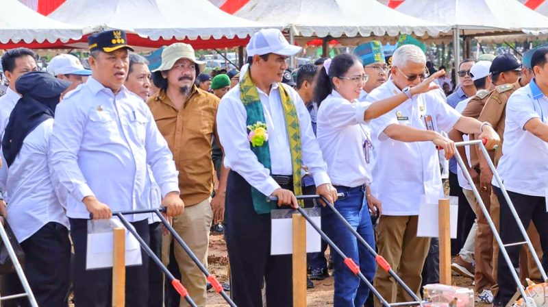 Bupati Konawe Utara, H. Ruksamin menerima kunjungan kerja Mentan RI, H. Amran Sulaiman di Bumi Oheo sekaligus melakukan penanaman perdana jagung. Rabu, 10 Januari 2024.