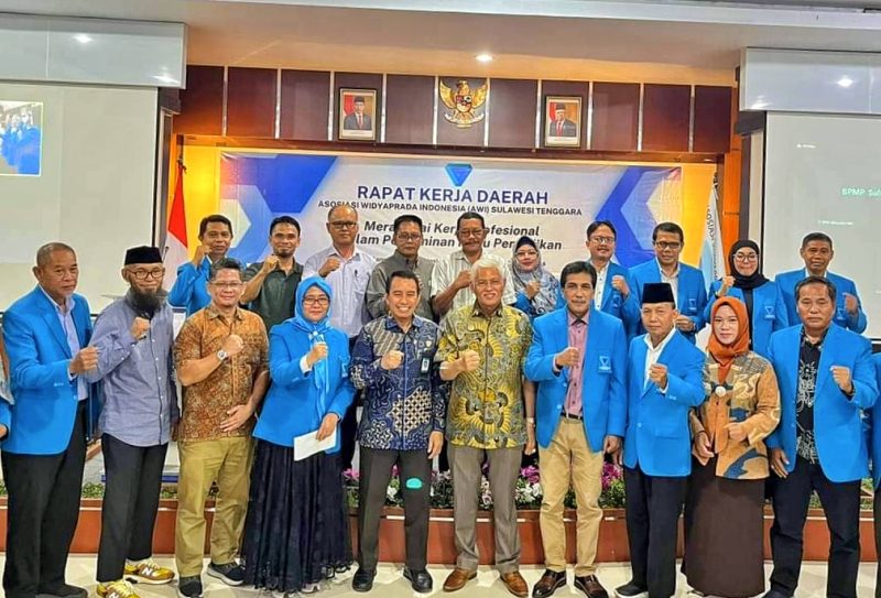 Drs. H. Asrun Lio., M.Hum Ph.D bersama jajaran pengurus Asosiasi Widyaprada Indonesia (AWI) Sultra, acara rapat kerja daerah bertempat di Aula Garuda Balai Penjaminan Mutu Pendidikan (BPMP) Sultra, Minggu (14/1/2024).