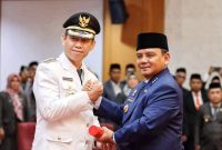 Komjen Pol. (P) Dr. (H.C) Andap Budhi Revianto, S.I.K., M.H., resmi melantik Pejabat (Pj) Bupati Kolaka, Dr. Andi Makkawaru Iza Zarny Jassin, ST., M.Si, diruang Pola Lantai 3 Kantor Gubernur Sultra, Senin, (15 Januari 2024).