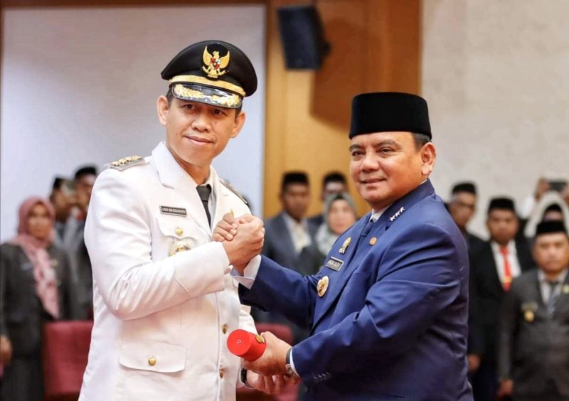 Komjen Pol. (P) Dr. (H.C) Andap Budhi Revianto, S.I.K., M.H., resmi melantik Pejabat (Pj) Bupati Kolaka, Dr. Andi Makkawaru Iza Zarny Jassin, ST., M.Si, diruang Pola Lantai 3 Kantor Gubernur Sultra, Senin, (15 Januari 2024).
