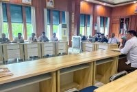 Drs. H. Asrun Lio, M.Hum., PhD, didampingi beberapa pimpinan OPD lingkup Pemprov Sultra, saat menerima kunjungan Kepala Perwakilan Ombudsman Republik Indonesia Sulawesi Tenggara, Mastri Susilo, Senin (15/01/2024), bertempat di Ruang Kerja Sekda Sultra.