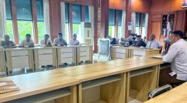 Drs. H. Asrun Lio, M.Hum., PhD, didampingi beberapa pimpinan OPD lingkup Pemprov Sultra, saat menerima kunjungan Kepala Perwakilan Ombudsman Republik Indonesia Sulawesi Tenggara, Mastri Susilo, Senin (15/01/2024), bertempat di Ruang Kerja Sekda Sultra.