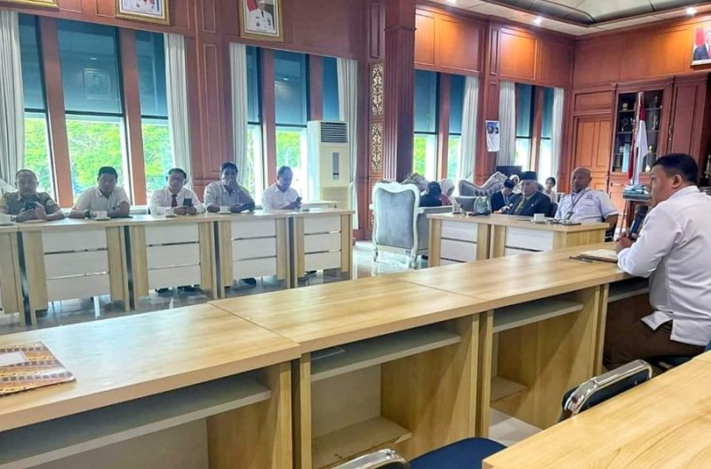 Drs. H. Asrun Lio, M.Hum., PhD, didampingi beberapa pimpinan OPD lingkup Pemprov Sultra, saat menerima kunjungan Kepala Perwakilan Ombudsman Republik Indonesia Sulawesi Tenggara, Mastri Susilo, Senin (15/01/2024), bertempat di Ruang Kerja Sekda Sultra.
