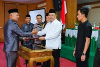 Penandatanganan Raperda menjadi Perda oleh Bupati H. Ruksamin, diserahkan langsung oleh wakil ketua DPRD Konut, I Made Tarubuana. 