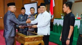 Penandatanganan Raperda menjadi Perda oleh Bupati H. Ruksamin, diserahkan langsung oleh wakil ketua DPRD Konut, I Made Tarubuana. 