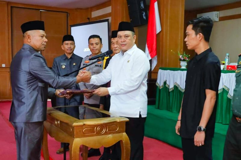 Penandatanganan Raperda menjadi Perda oleh Bupati H. Ruksamin, diserahkan langsung oleh wakil ketua DPRD Konut, I Made Tarubuana. 