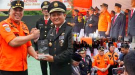Bupati Konawe Utara, H. Ruksamin menerima cinderamata dan menyerahkan secara simbolis bantuan mobil operasionan pada Upacara HUT Basarnas Ke-52 Tahun digelar di Kantor Basarnas Kendari, Rabu (28/2/2024) pagi. (*Ist)