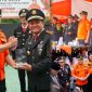 Bupati Konawe Utara, H. Ruksamin menerima cinderamata dan menyerahkan secara simbolis bantuan mobil operasionan pada Upacara HUT Basarnas Ke-52 Tahun digelar di Kantor Basarnas Kendari, Rabu (28/2/2024) pagi. (*Ist)