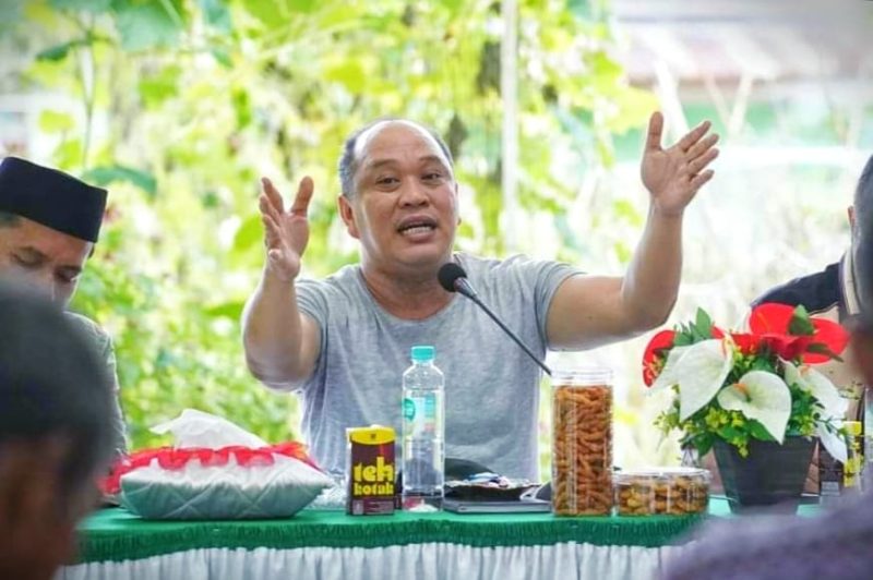 Bupati Konawe Utara, H. Ruksamin, memimpin rapat persiapan pelaksanaan MTQ ke-30 yang berlangsung di Rujab Bupati Konut pada Kamis, 29 Februari 2024. 